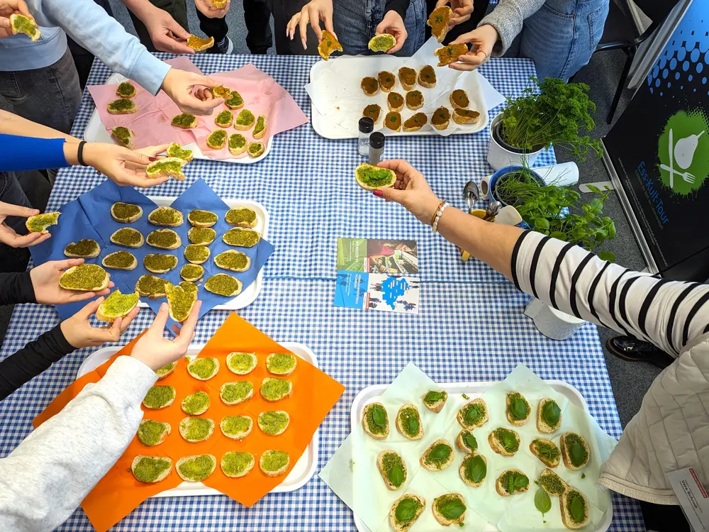 Schüler:innen verkosten selbst hergestelltes Pesto im Rahmen des Workshops Ess-Kult-Tour.