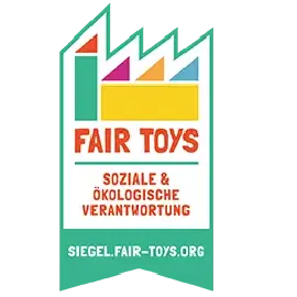 Das Siegel der Fair Toys Organisation. Das Logo zeigt im oberen Teil die stilisierte Silhouette einer Fabrik mit bunten Dächern. Darunter steht der Text „FAIR TOYS“, gefolgt von dem Zusatz „SOZIALE & ÖKOLOGISCHE VERANTWORTUNG“. Am unteren, grünen Rand befindet sich die Webadresse „SIEGEL.FAIR-TOYS.ORG“.