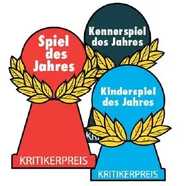 Logos der drei deutschen Brettspiel-Auszeichnungen: „Spiel des Jahres“ auf einem roten Pöppel, „Kennerspiel des Jahres“ auf einem anthrazitfarbenen Pöppel und „Kinderspiel des Jahres“ auf einem blauen Pöppel. Auf den Sockeln der Figuren steht jeweils das Wort „Kritikerpreis“.