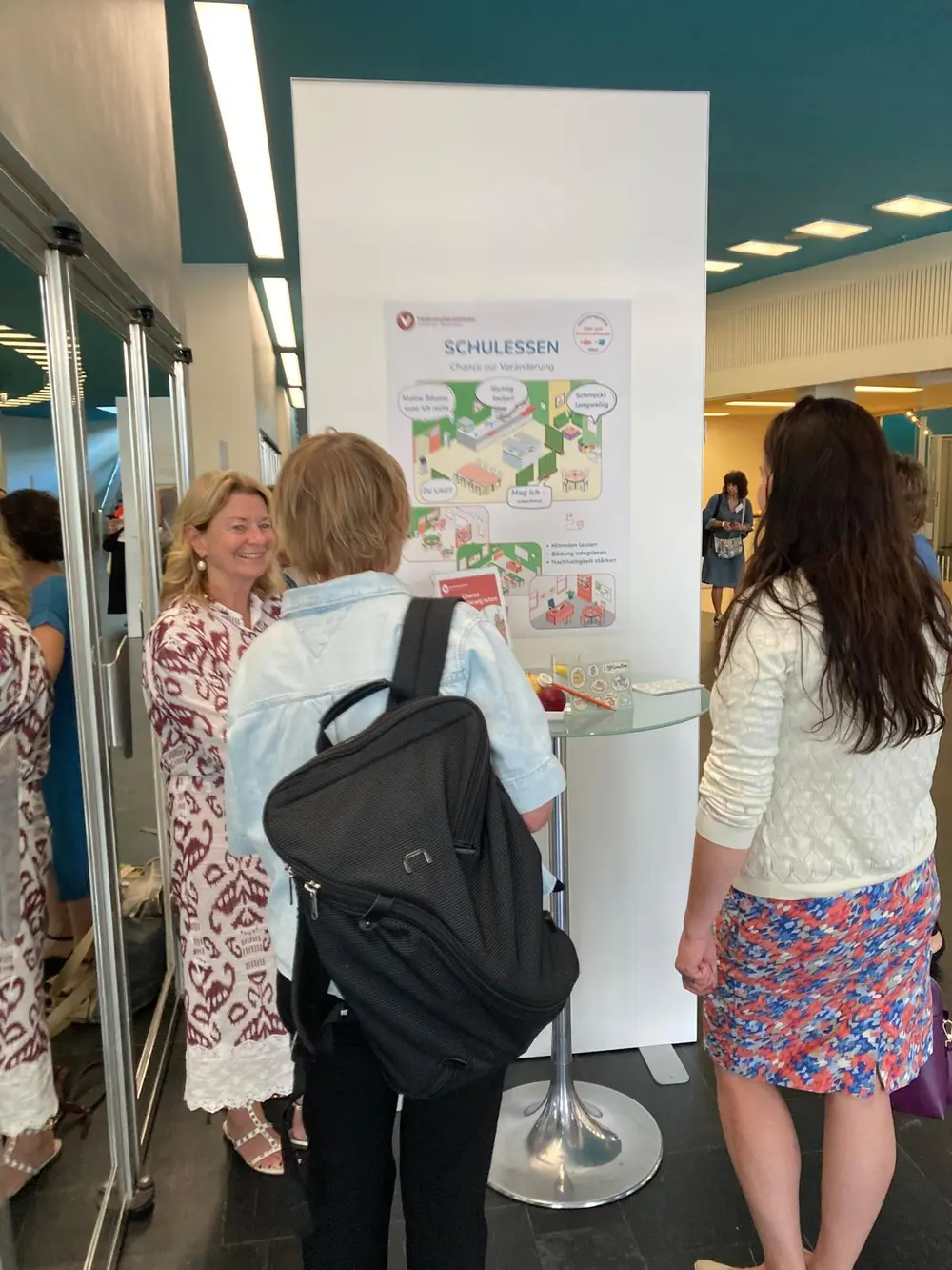 Ansicht des Posters mit der Schul-Infografik "Schulessen: Chance zur Veränderung nutzten!"