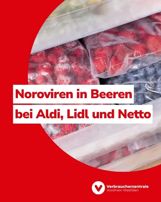 Fotografierte Beeren in Tüten im Fach einer Tiefkühltruhe, Text: "Noroviren in Beeren bei Aldi, Lidl und Netto" sowie Logo der Verbraucherzentrale NRW.