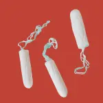 Drei Tampons auf rotem Hintergrund.