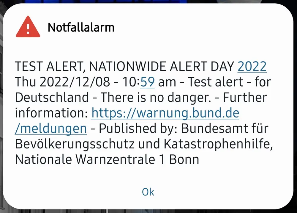 Screenshot einer Smartphone-Meldung mit Text: "Notfallalarm. Test Alert, nationwide alert day 2022 Thu 2022/12/08 - 10:59 am - Test alert - for Deutschland - There is no danger. - Further information: https://warnung.bund.de/meldungen - Published by: Bundesamt für Bevölkerungsschutz und Katastrophenhilfe, Nationale Warnzentrale 1 Bonn"