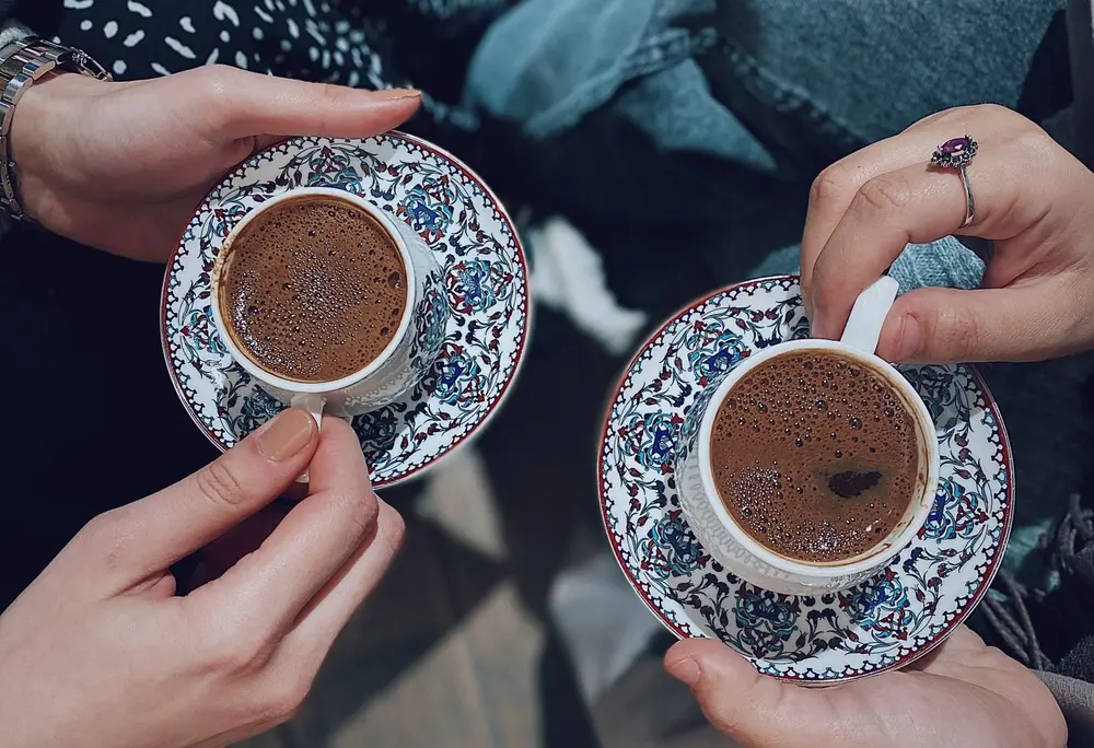 zwei Tassen mit Kaffee
