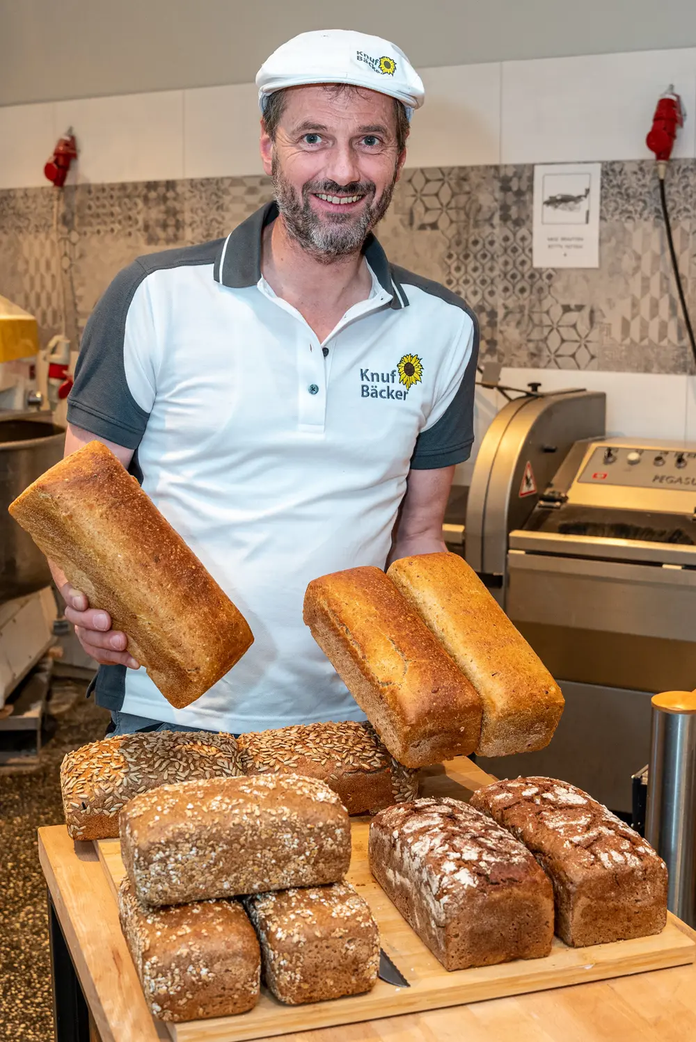 Bäcker mit verschiedenen Broten