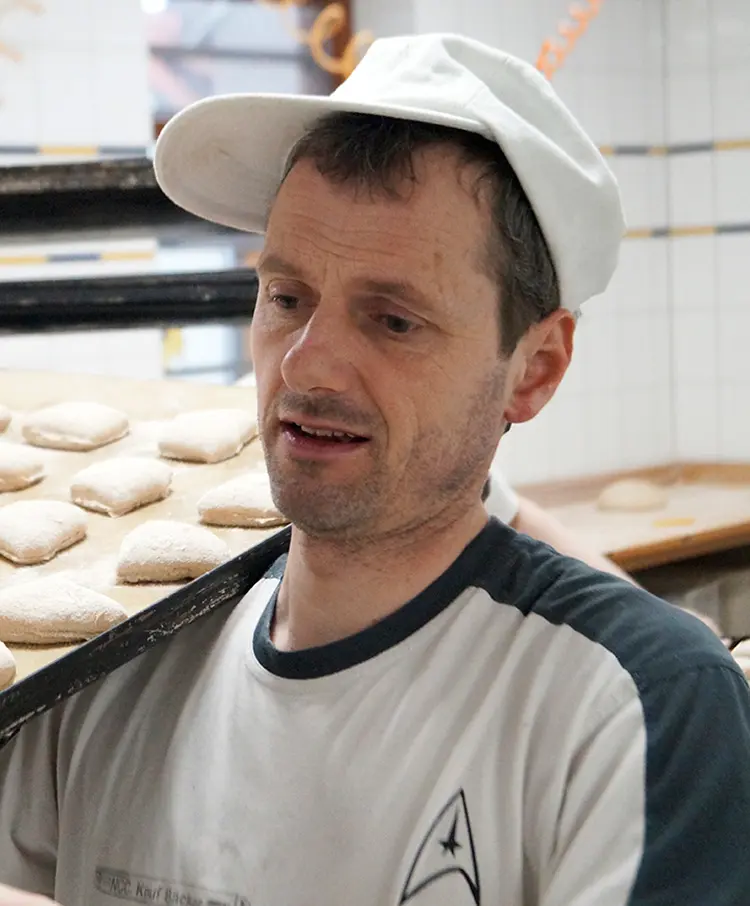 Bäcker mit Backblech