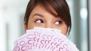 Frau mit Geldscheinen