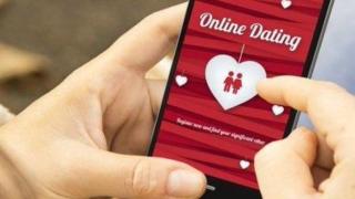 Person mit Mobiltelefon in der Hand