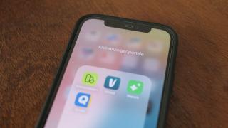 Foto eines Smartphones mit einem Ordner "Kleinanzeigenportale", in dem sich entsprechende Apps befinden (Kleinanzeigen, Vinted, Shock und Quoka)