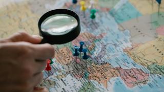 Weltkarte mit einer Lupe