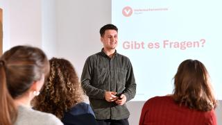 Eine Mitarbeiter der Verbraucherzentrale Bayern hält einen Vortrag. 