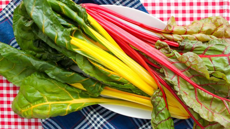 bunter Mangold auf karierter Decke