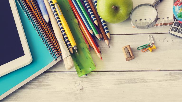 Stifte Material Verbraucherbildung Unterricht Fotolia (c) sebra VZB